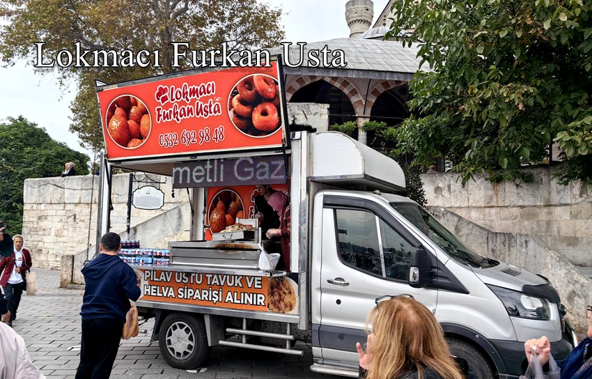 Lokma dağıtım aracında lokma ikramı